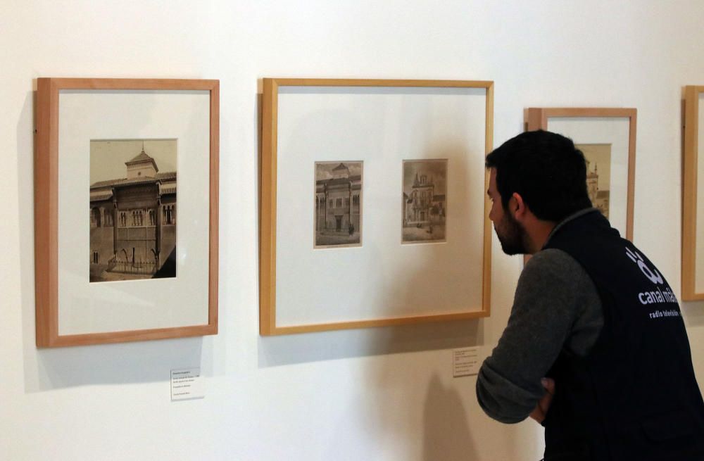 40 xilografías y 21 fotografías donde el ilustrador plasmó la Giralda, la Mezquita o la Catedral malagueña, además de la Semana Santa, bailes populares o el mundo de los gitanos