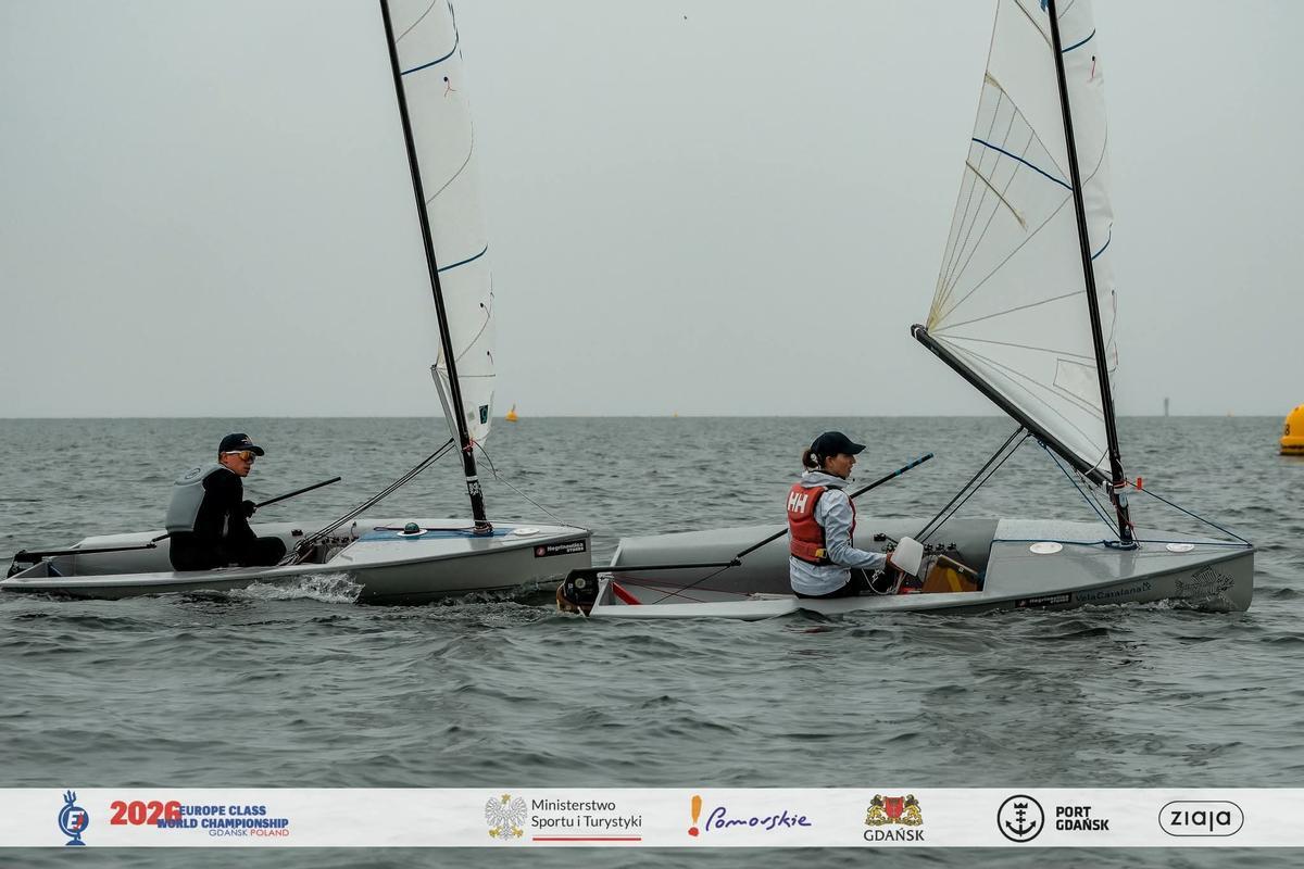 Sara Ayats, a la dreta, en una regata de la Nations Cup.
