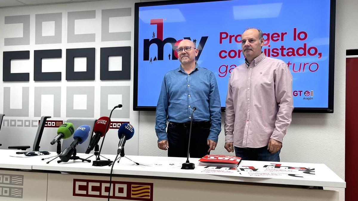 Los secretarios general de CCOO Aragón, Manuel Pina, y UGT, José Juan Arceiz, en una rueda de prensa este martes en Zaragoza