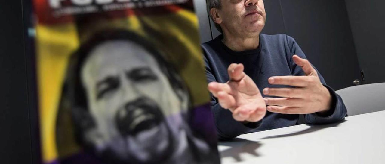 Gustavo Bueno Sánchez, ayer, junto a un ejemplar del libro sobre Podemos de cuyo prólogo es autor.