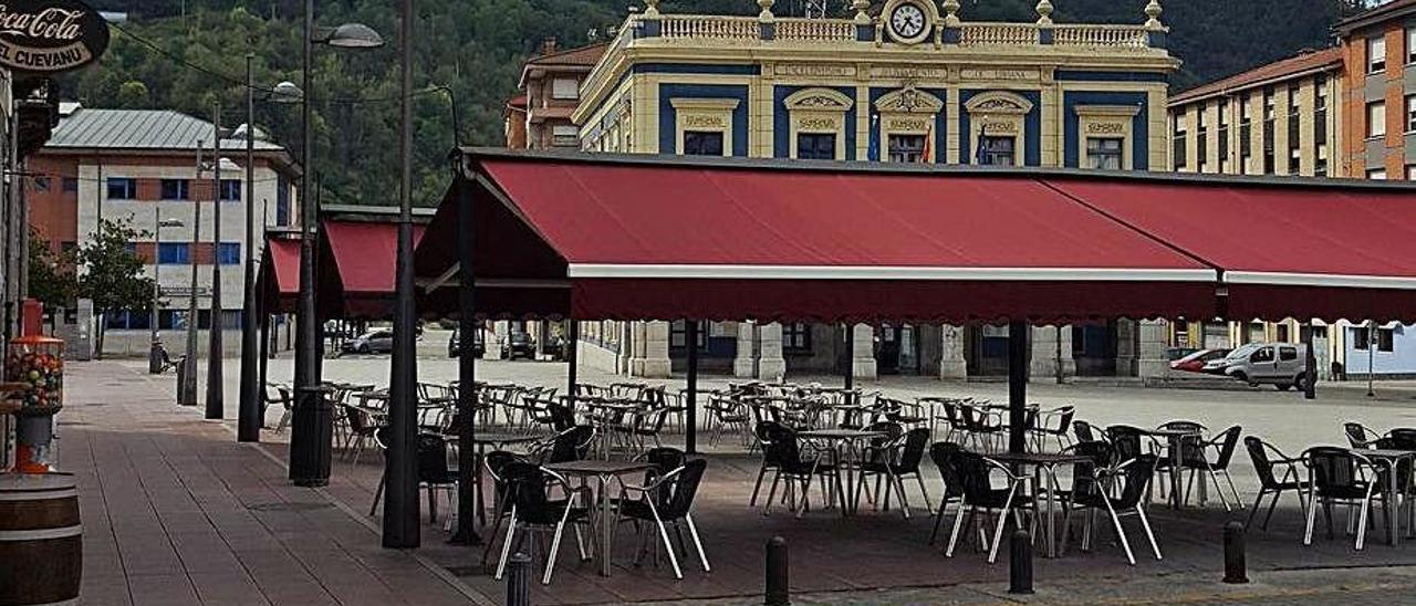 Terrazas vacías en la plaza del Ayuntamiento lavianés, ayer.