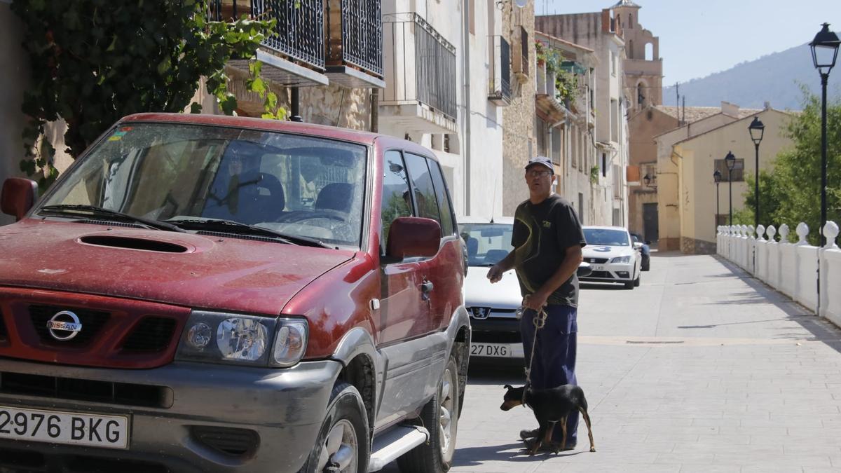 Joaquín Canet, vecino de Benimassot, pasea a su perro tras volver a su casa.