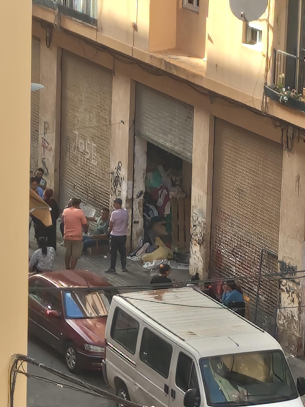 Con el calor los okupantes hacen más vida en la calle