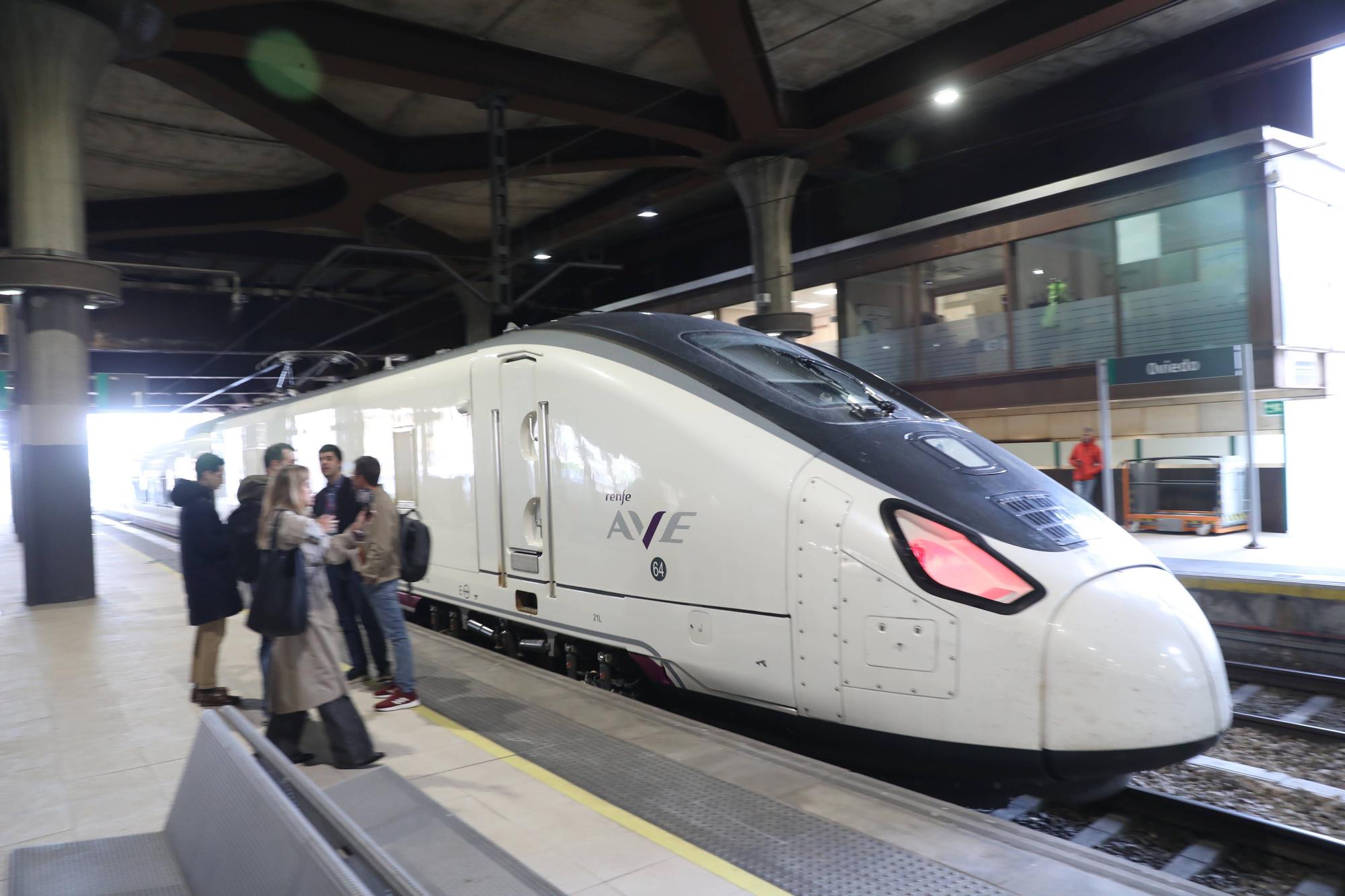 Otro hito para la llegada de los Avril: el primer AVE con pasajeros completa un trayecto Madrid-Asturias