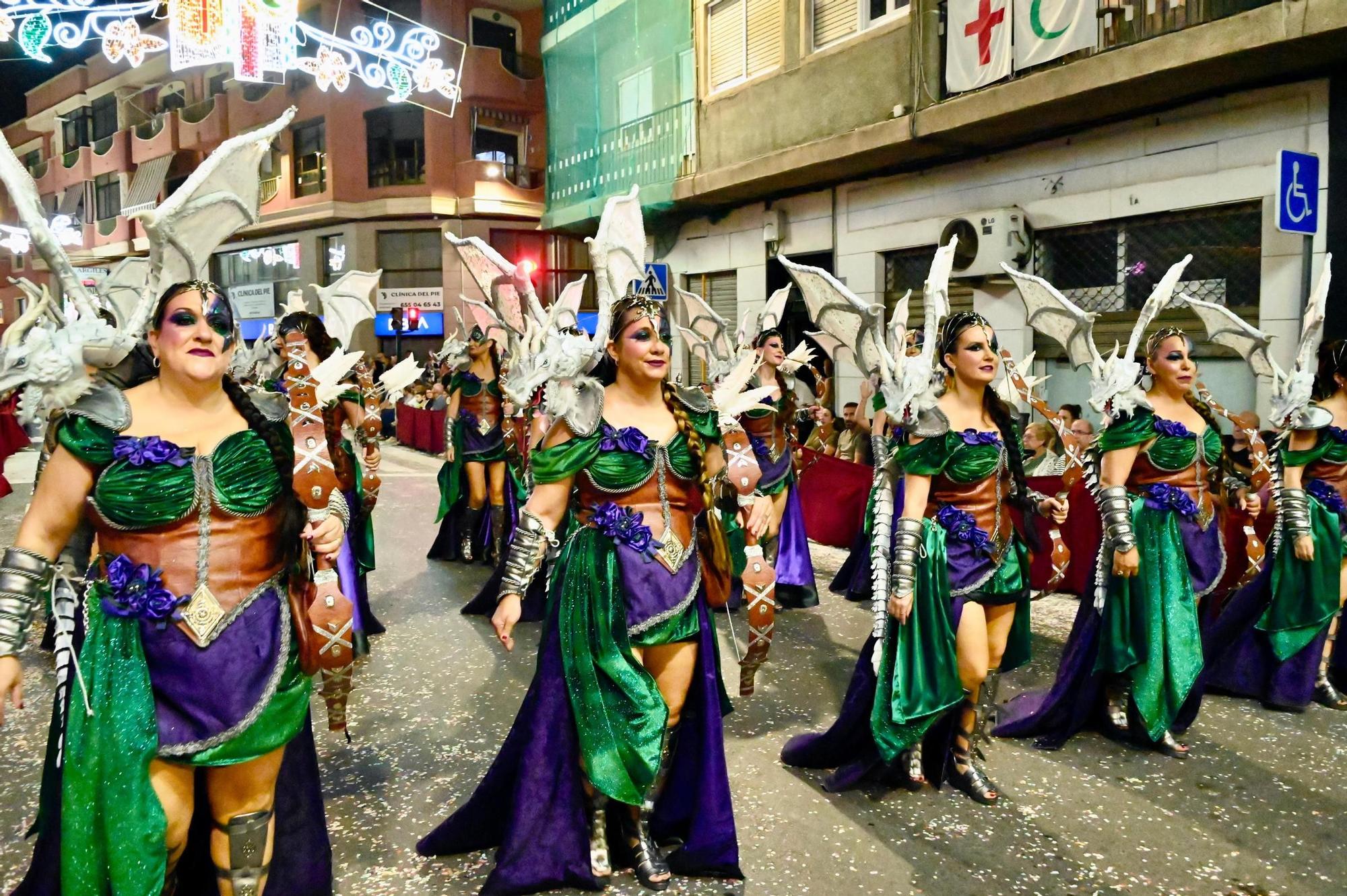 Dragones de San Jorge corona una Entrada Cristiana en Crevillent con un boato de 1.300 participantes