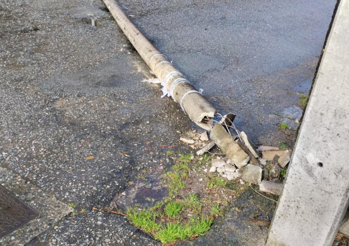 El poste tras el paso del tráiler por Cornazo, en Vilagarcía