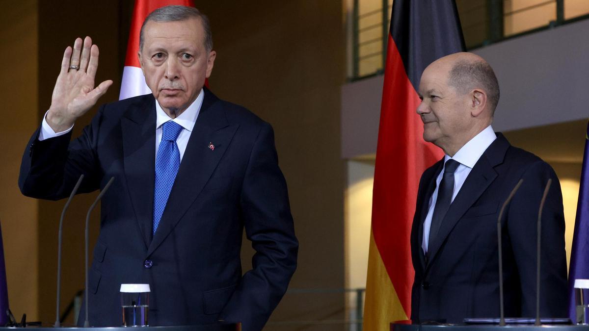 El presidente Recep Tayyip Erdogan, en Berlín junto al canciller alemán, Olaf Scholz.