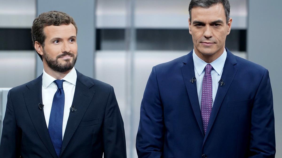 Pablo Casado y Pedro Sánchez, en el debate electoral a cinco.