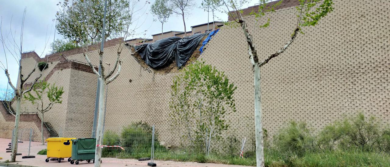 Estado actual del muro, con la parte caída tapada por una lona.