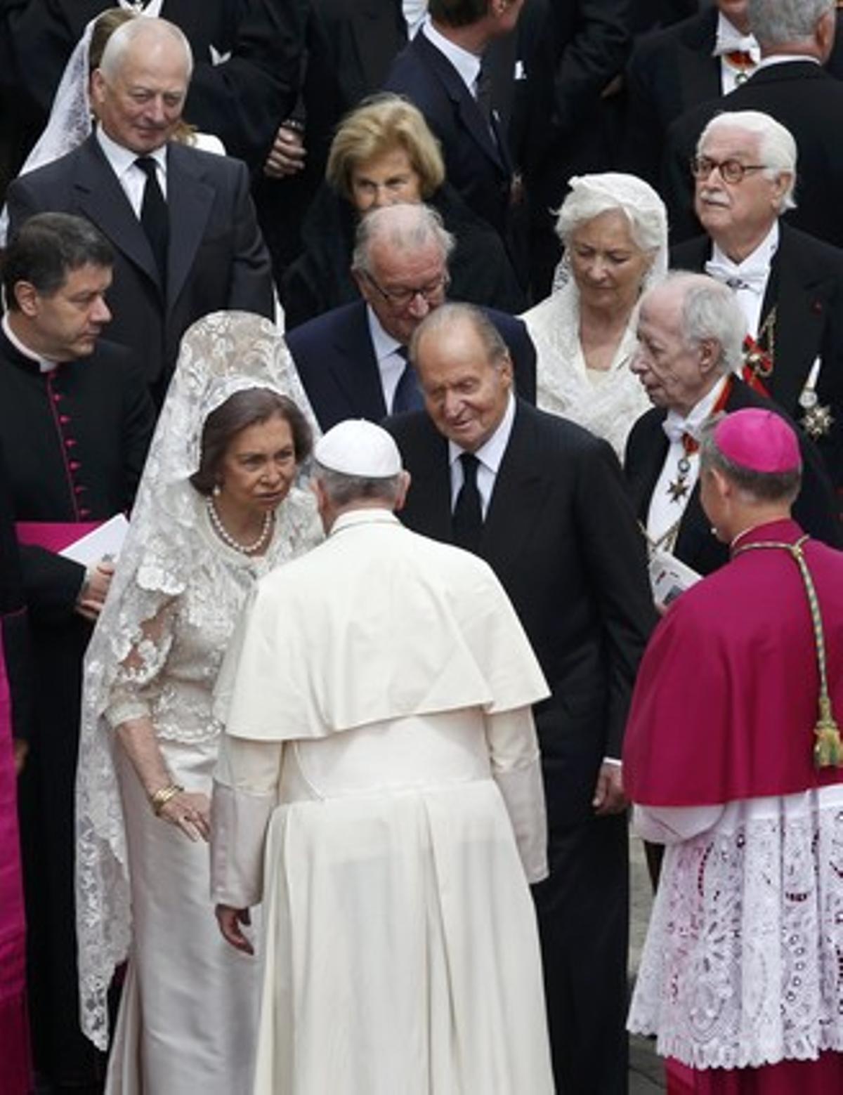 El rei Joan Carles i la reina Sofia i el rei belga Albert II i la reina Paula es reuneixen amb el papa Francesc després de la cerimònia.