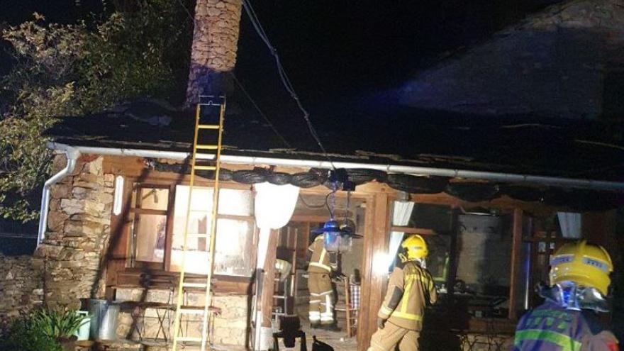 Vuit dotacions dels Bombers apaguen un incendi de xemeneia a Coll de Nargó