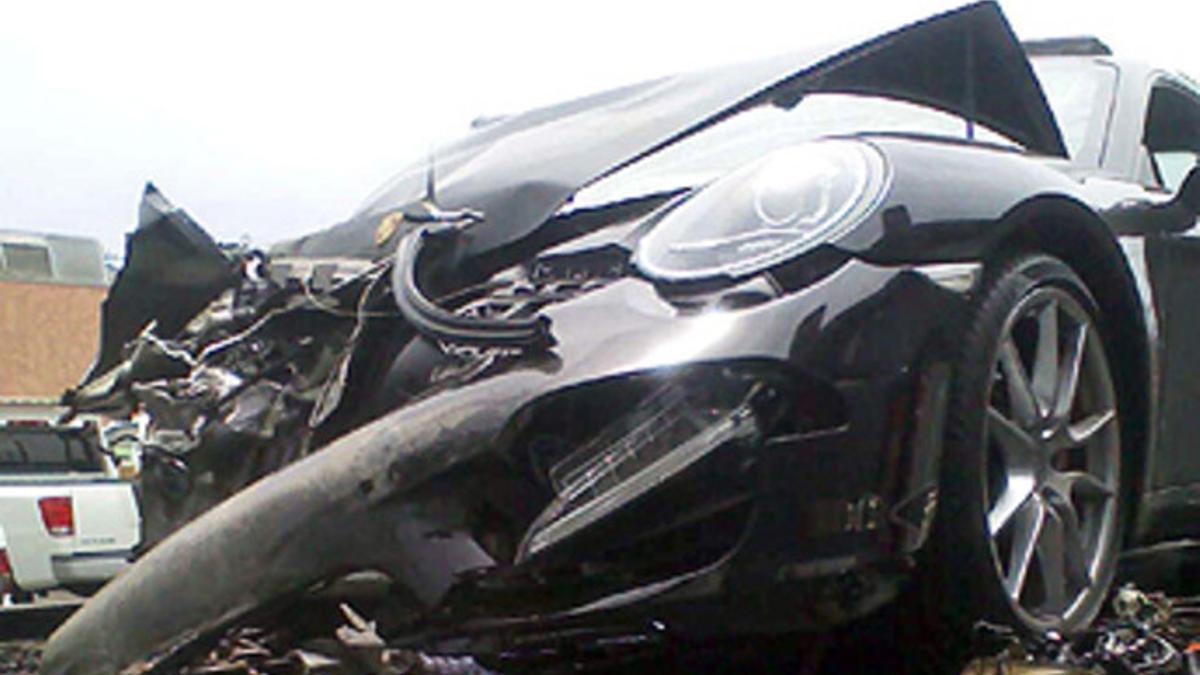 El coche estrellado de Lindsay Lohan en una autopista de Santa Mónica, California, el pasado viernes.