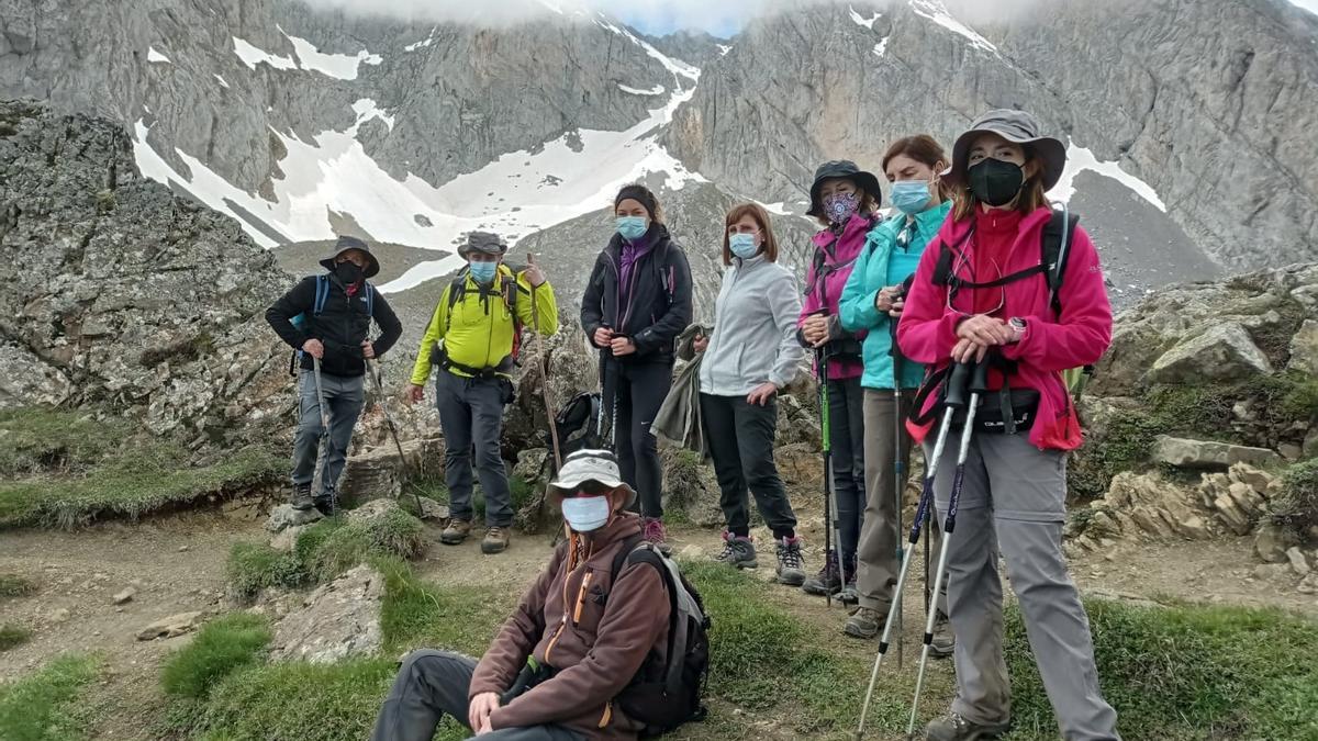 Visita del Grupo Urriellu a la Forqueta del Portallín (Ubiñas).