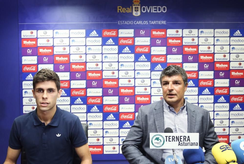 Presentación de Gil, nuevo jugador del Real Oviedo, en el Tartiere