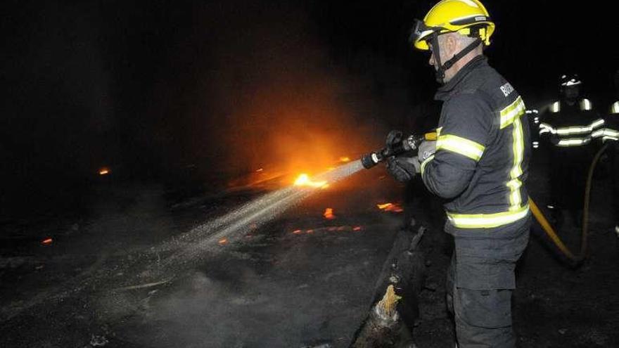 Un bombero en el incendio de Cortegada de 2015. // Noé Parga