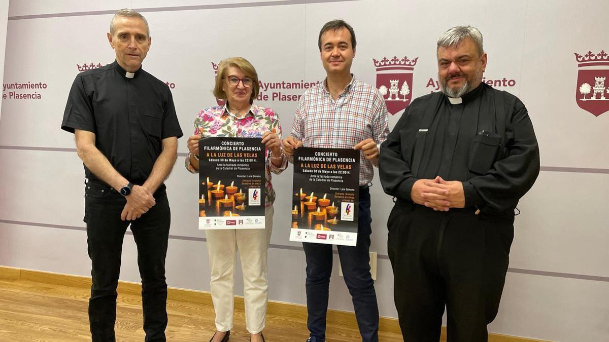 Plasencia se ilumina con velas para una noche de ópera, zarzuela y pasodobles.