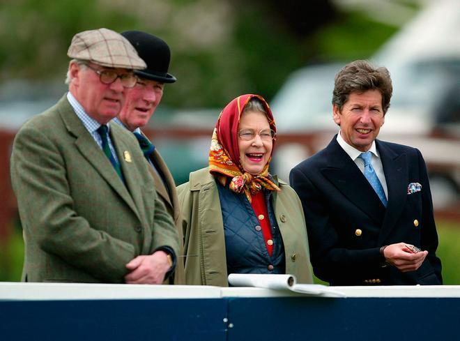 Pañuelo en la cabeza y trench: el look de campo de la reina Isabel II en Balmoral