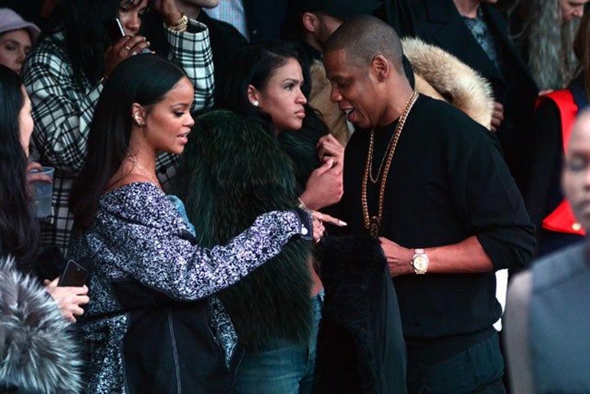 Jay Z saluda a Rihanna tras el desfile de la colección de Kanye West para Adidas