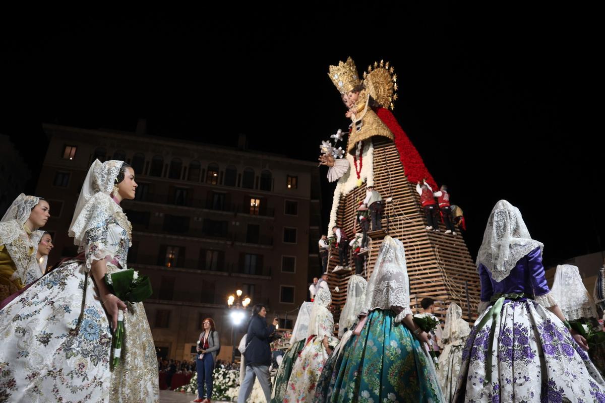 Una imagen de anoche en la Plaza de la Virgen