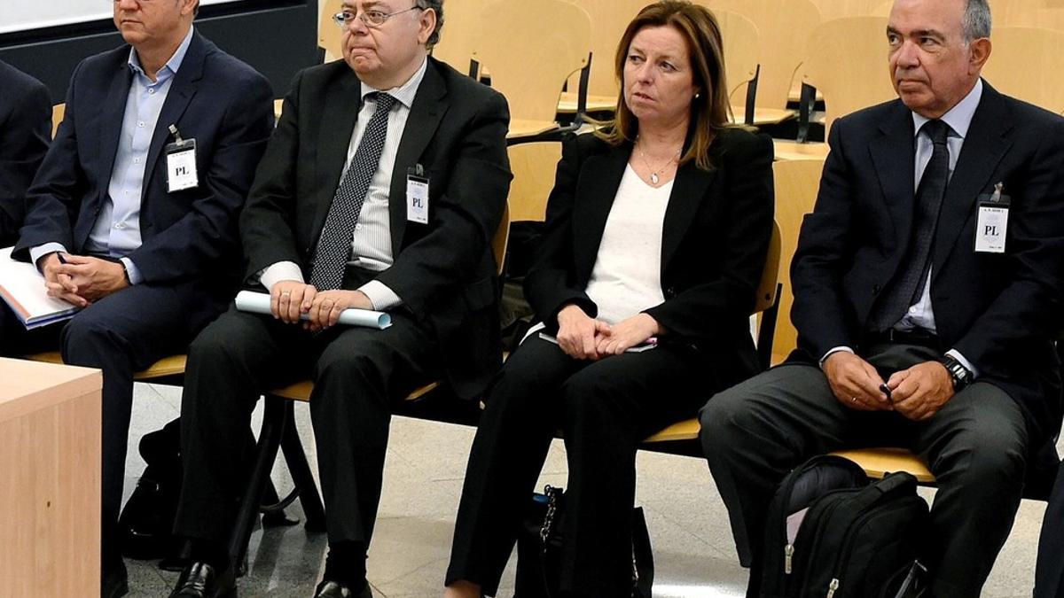 Los exdirectivos de la antigua Caja de Ahorros del Mediterráneo (CAM), los exdirectores generales, Roberto López Abad (d) y María Dolores Amorós (2d), el exdirector general de Planificación y Control Teófilo Sogorb (2i)