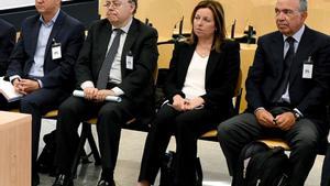 Los exdirectivos de la antigua Caja de Ahorros del Mediterráneo (CAM), los exdirectores generales, Roberto López Abad (d) y María Dolores Amorós (2d), el exdirector general de Planificación y Control Teófilo Sogorb (2i) y el exdirector general de Inversiones y Riesgo Francisco José Martínez (i).