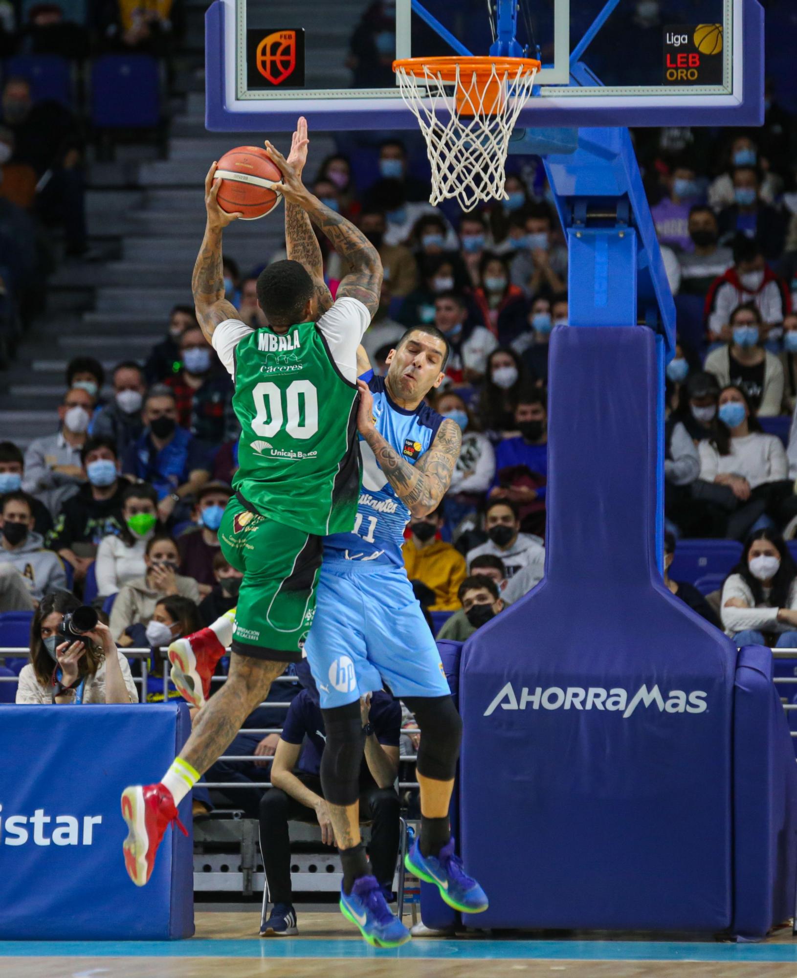 Ben Mbala trata de anotar ante Nacho Martín.