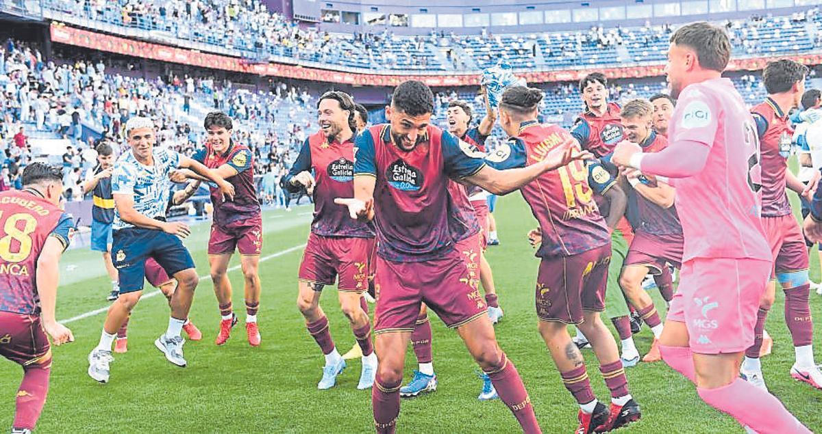 Celebración del ascenso sobre el césped.