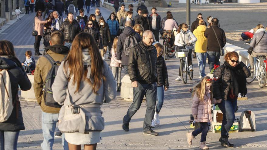 Turistas en el paseo de Valencia.