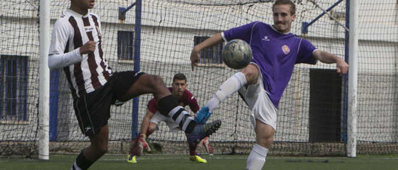 El victorista Brian pugna por un balón con un defensa tinerfeño.