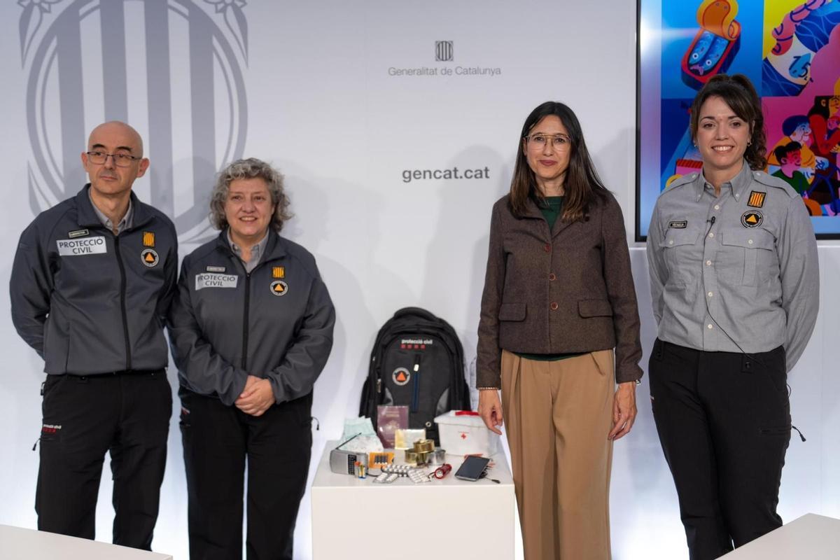 Parlon junto a representantes de Protecció Civil y el kit de emergencias.