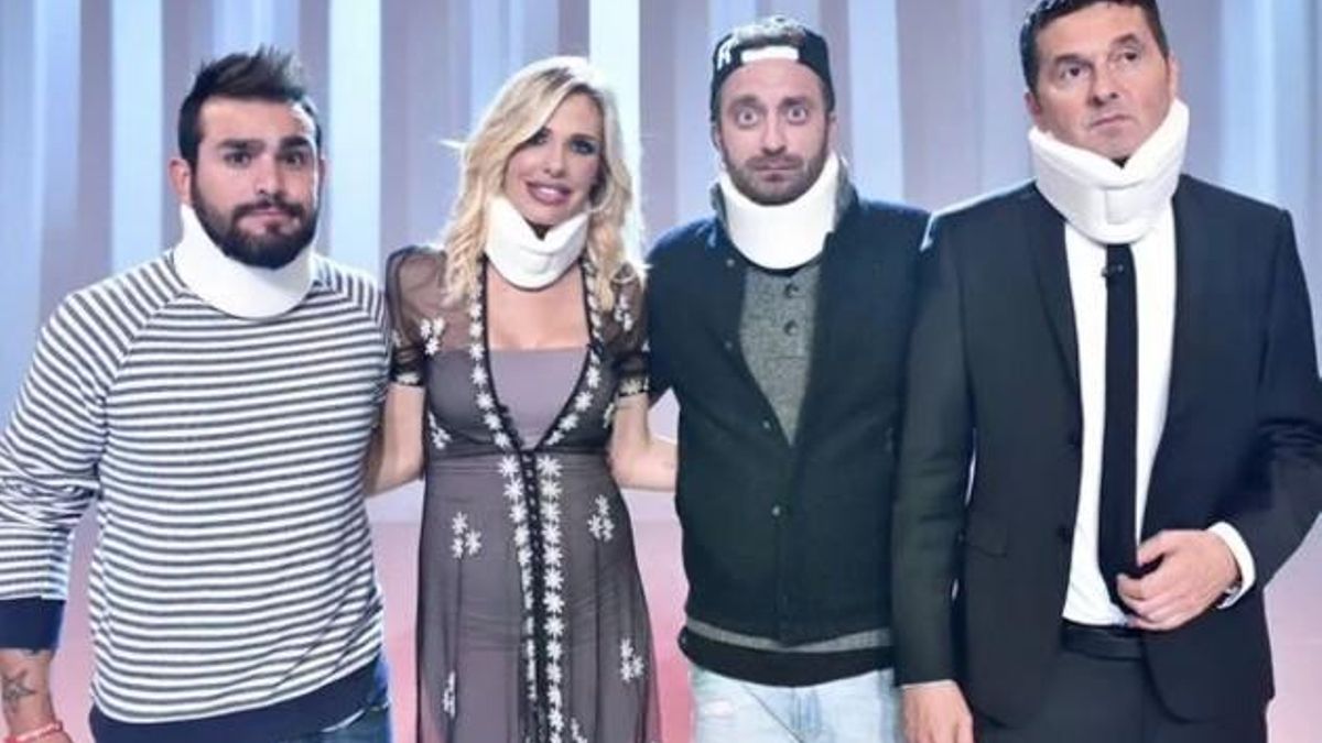 Los reporteros supuestamente agredidos por la familia Márquez, Stefano Corti y Alessandro Onnis (primero y tercero por la izquierda), junto a los presentadores del programa 'Le Iene' (Las hienas), Ilary Blasi y Teo Mammucari