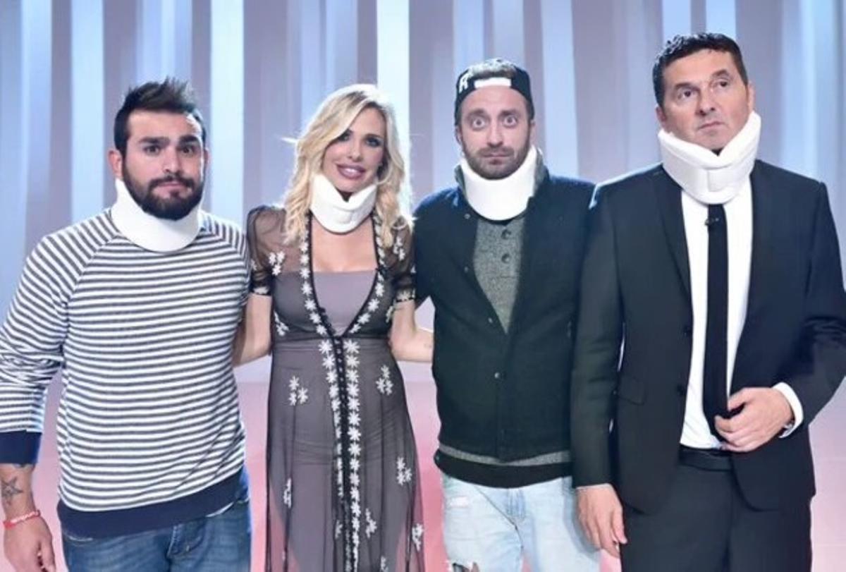 Los reporteros supuestamente agredidos por la familia Márquez, Stefano Corti y Alessandro Onnis (primero y tercero por la izquierda), junto a los presentadores del programa 'Le Iene' (Las hienas), Ilary Blasi y Teo Mammucari