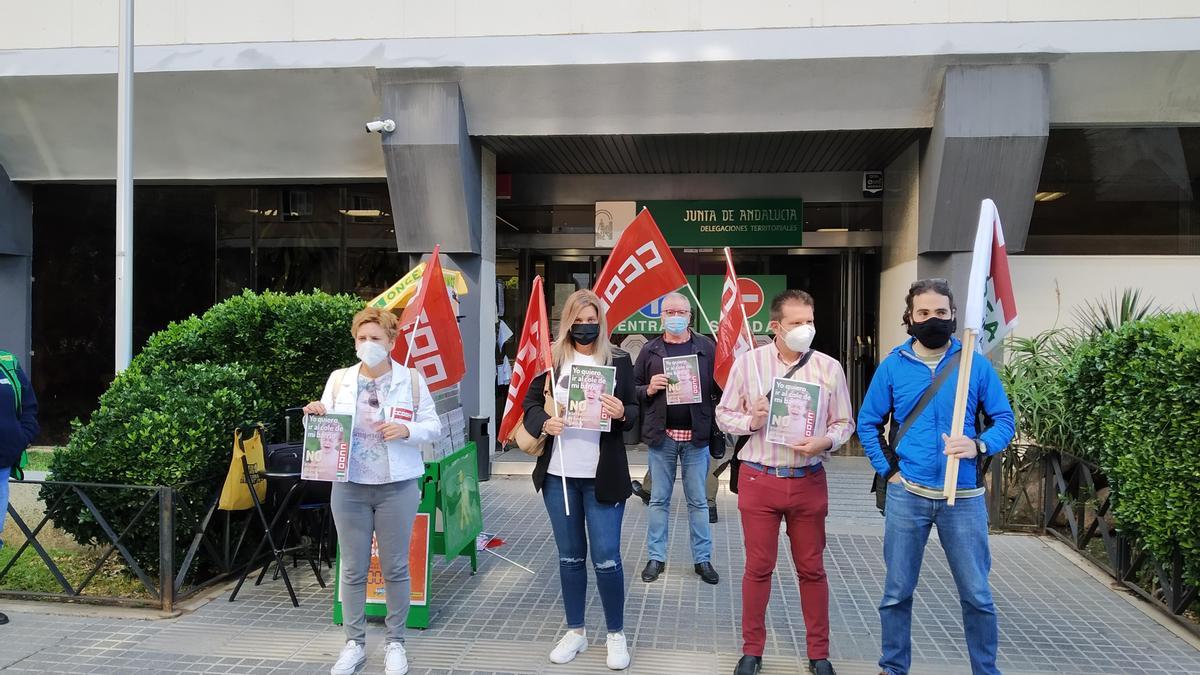 Concentración ante la Delegación de Educación.