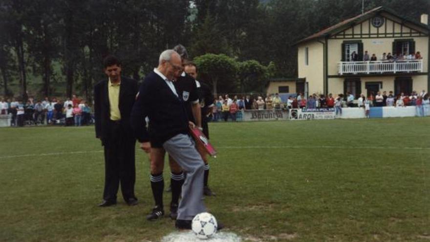 Lángara hace el saque de honor en el amistoso de 1990 entre los veteranos de la Real Sociedad y del Euskalduna.