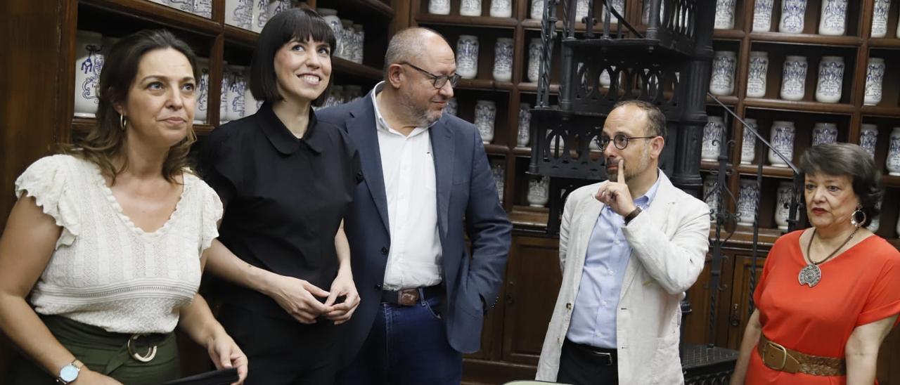 La ministra Diana Morant, en la farmacia de la Facultad de Filosofía y Letras, junto a Isabel Ambrosio, el rector electo Manuel Torralbo, Antonio Ruiz y Rafi Valenzuela.