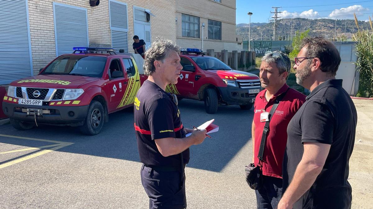 Los guardianes de los hospitales de Castellón: bomberos suministran combustible para garantizar la actividad