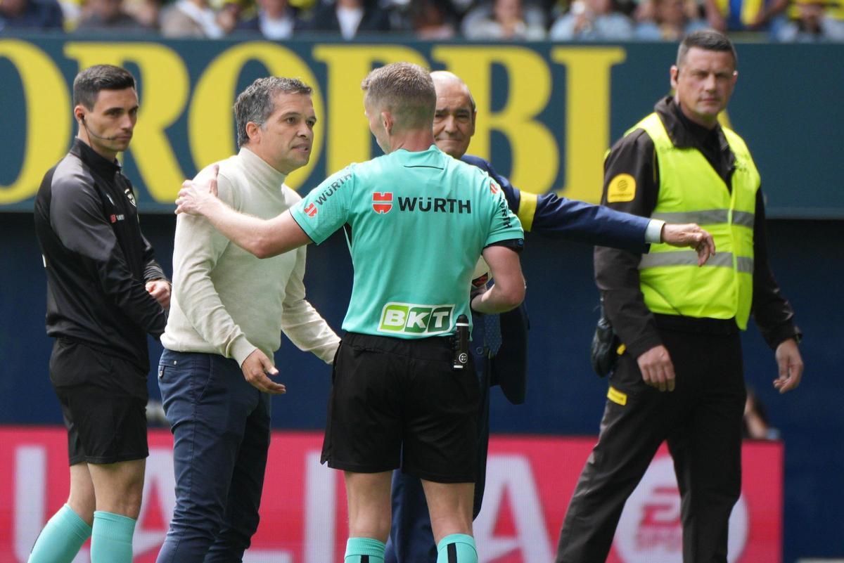 Luis Castro ante el Villarreal.