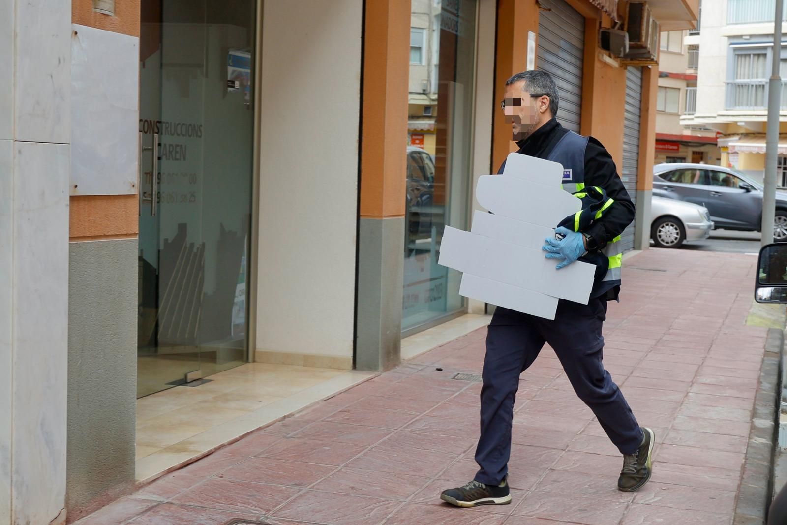 La policía registra el apartamento del canónigo