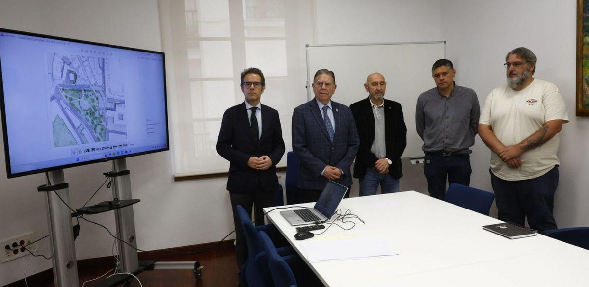 Por la izquierda, Nacho Cuesta y Alfredo Canteli, con los miembros de la plataforma «El Campillín no se toca» José Manuel Díez, Manuel Almeida y Arturo Vilariño.  | MIKI LÓPEZ