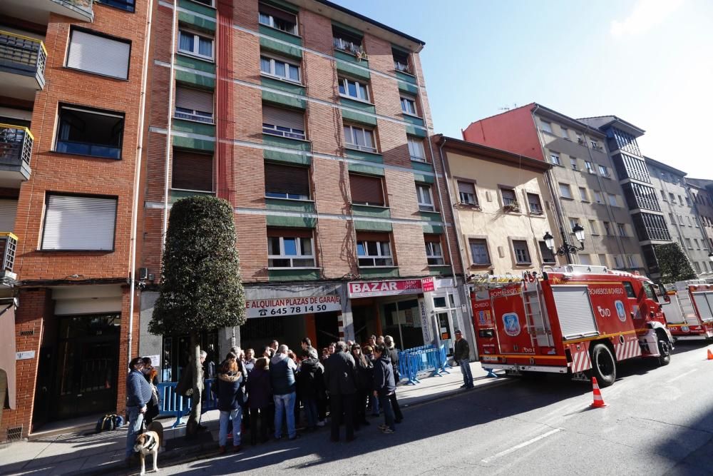 Vecinos afectados por el incendio del barrio de Pumarín se reúnen con el administrador de la comunidad y recogen enseres básicos de sus viviendas.