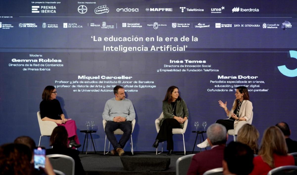 Gemma Robles (primera por la izquierda), junto al profesor Miquel Carceller, Inés Temes, de Telefónica, y la periodista María Dotor.