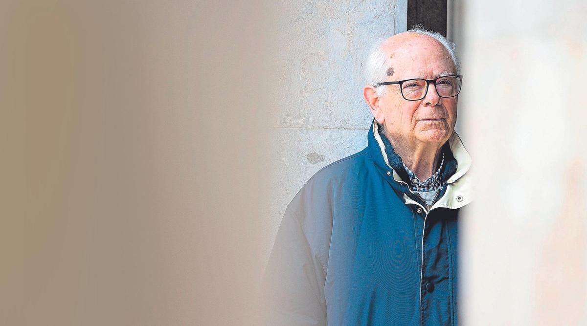 Ferrer Lerín, en una imagen de archivo, presenta una colección de relatos en los que solo hay intemperie bajo las alas del buitre.