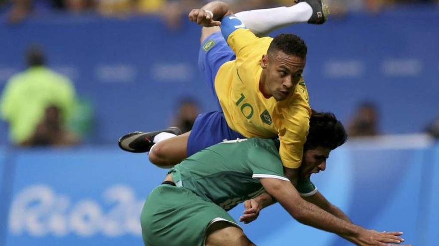 Neymar, en una acción acrobática durante el partido entre Brasil e Irak que concluyó con empate sin goles. // Ueslei Marcelino