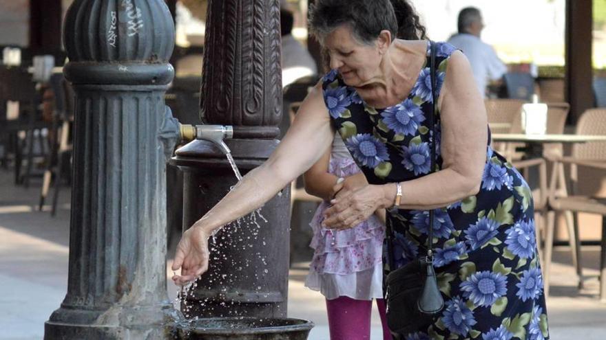 Aunque los termómetros registraron ayer un descenso de las temperaturas, los murcianos no se libraron de otra jornada calurosa.