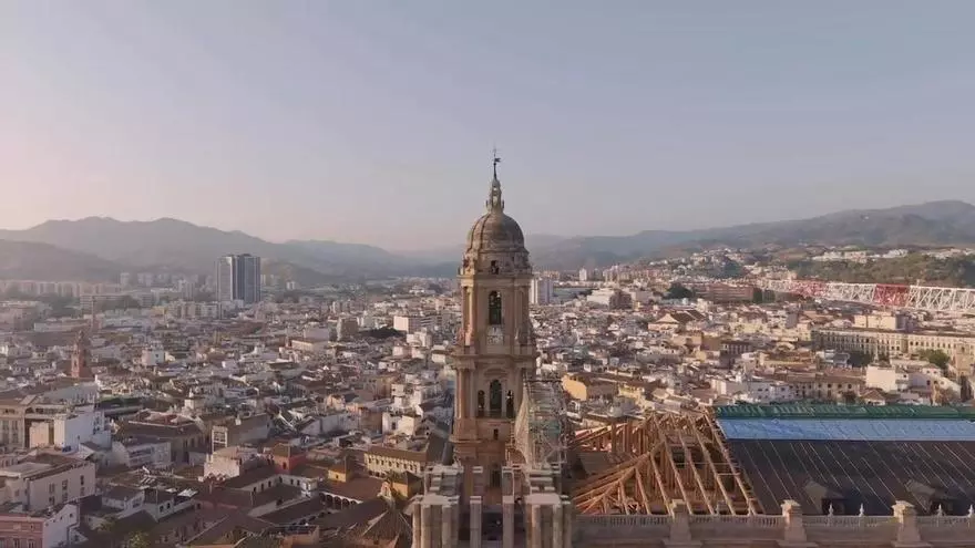 Vista aérea de las obras del tejado de la Catedral de Málaga