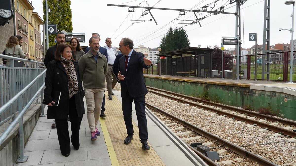 En primer término, Adriana Lastra, Ángel García y Antonio Berrio, este miércoles, en El Berrón.