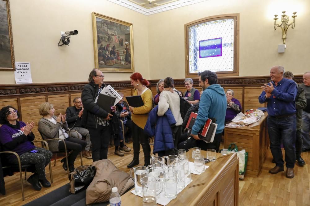 Salen los vecinos encerrados en el Ayuntamiento de Gijón por el plan de vías