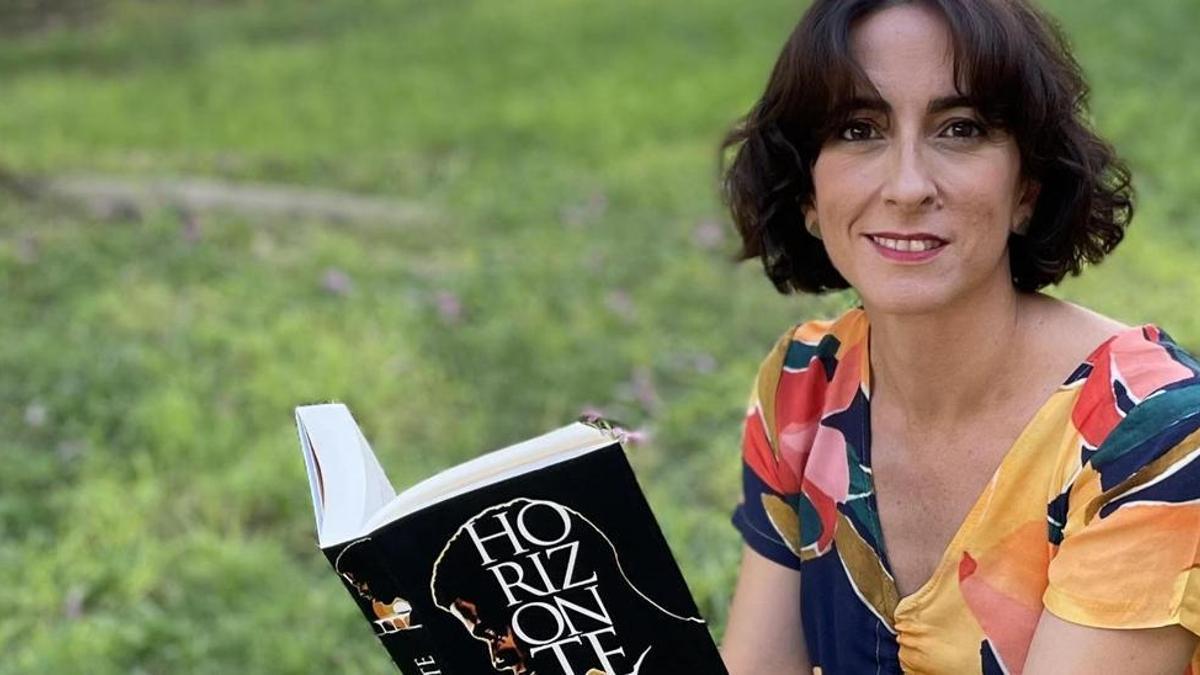 La periodista Maria Iglesias con su novela 'Horizonte'.