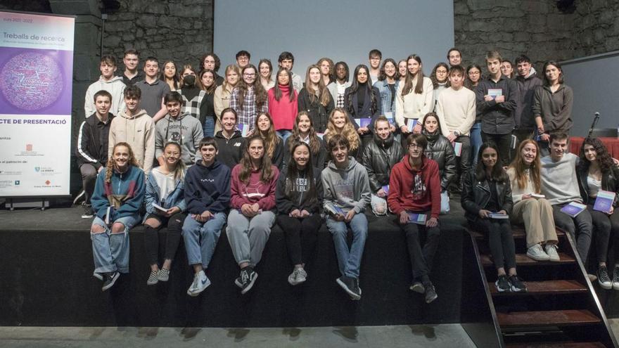 Fotografia de grup dels alumnes autors dels treballs seleccionats, ahir al Museu de la Tècnica | OSCAR BAYONA