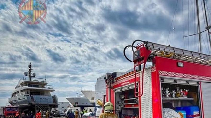 Un fuego causa grandes daños en el interior de un yate atracado en Palma